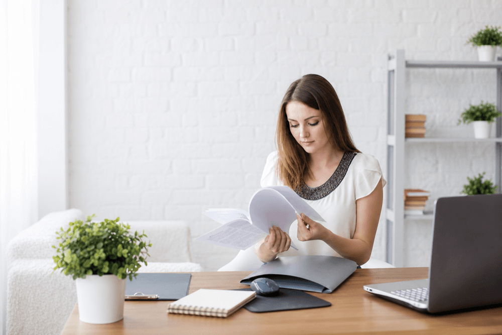 Emprendedora revisando papeles en su escritorio