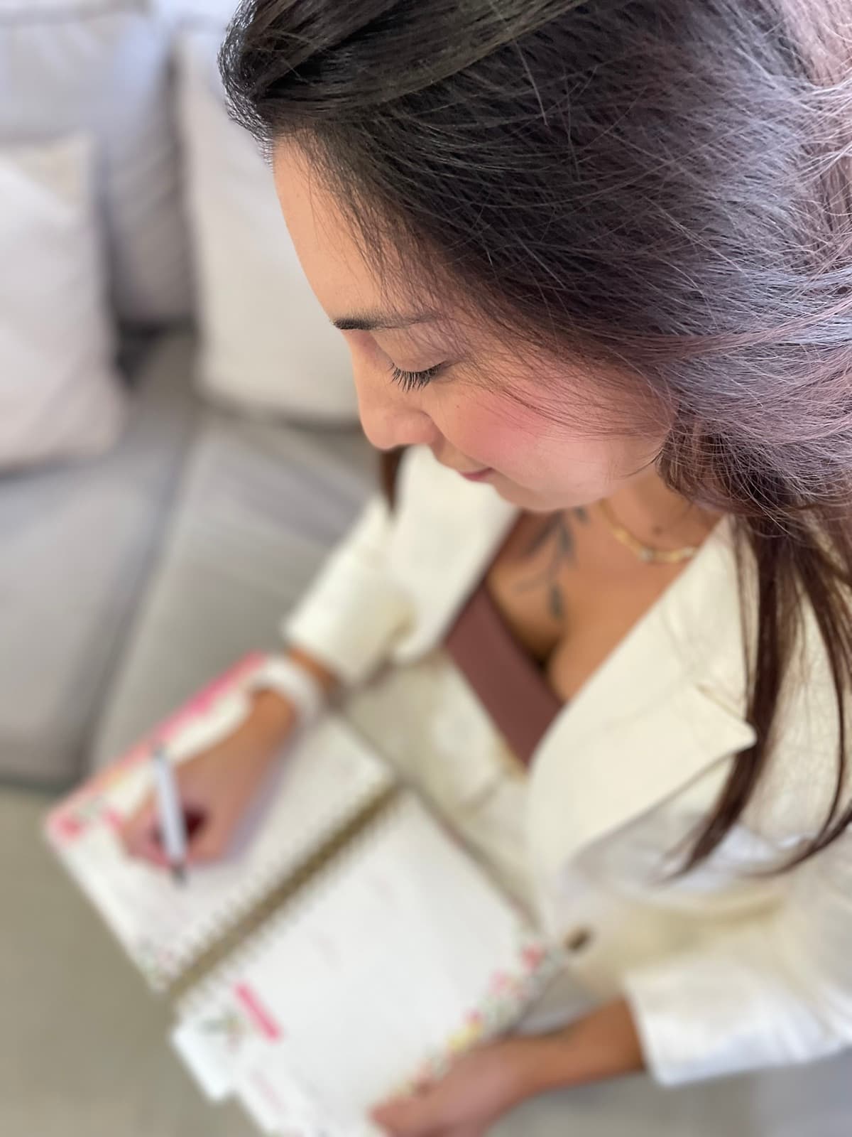 Julieta Córdoba escribiendo en su agenda