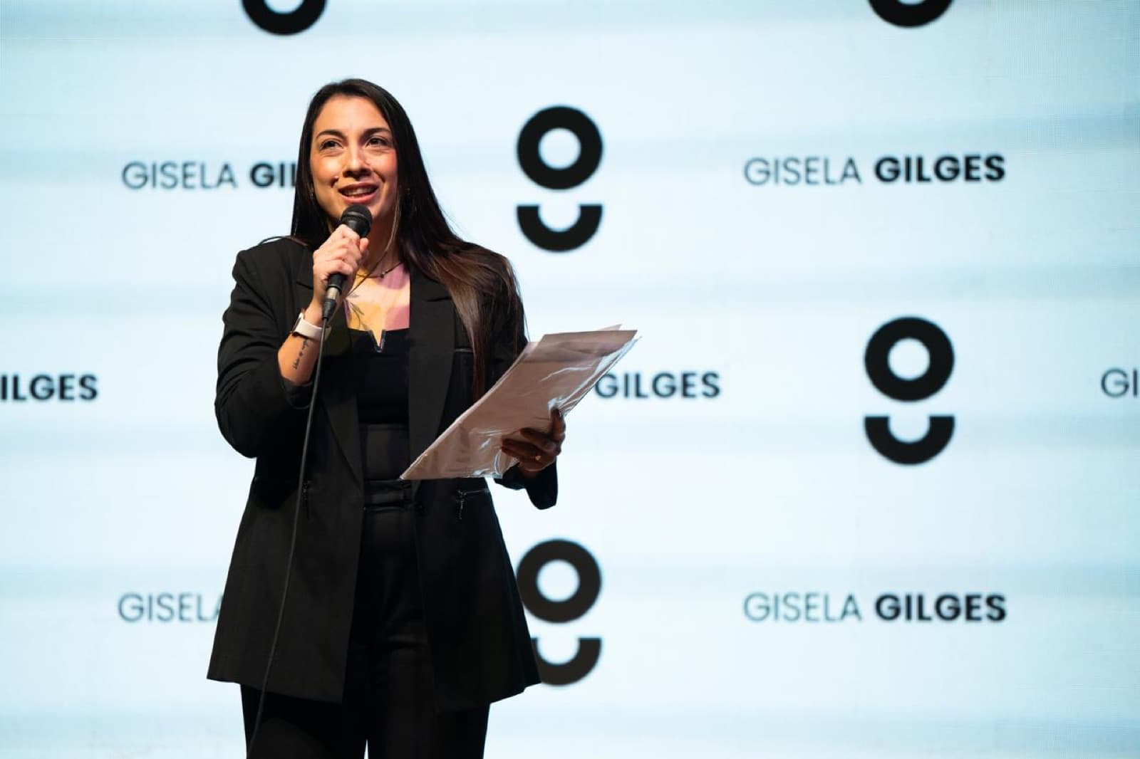 Julieta hablando en un evento